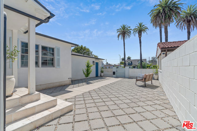 1152 S Windsor Boulevard, Los Angeles CA: https://media.crmls.org/mediaz/f802013b-bde8-4760-ac84-0949525a2185.jpg