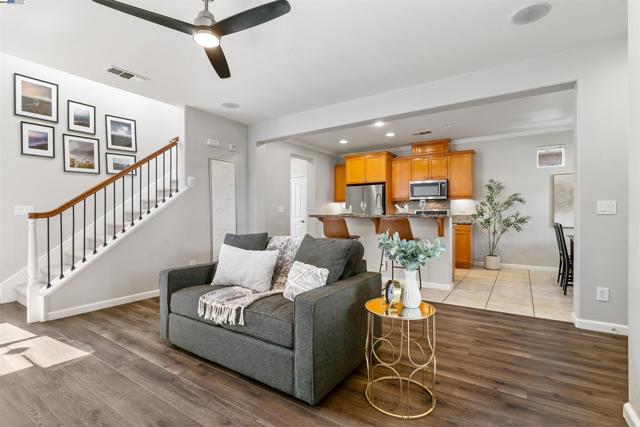 215 W Santa Cruz Way, Mountain House CA: https://media.crmls.org/mediaz/f8034c16-4541-49e9-8e42-a71f376e38dd.jpg