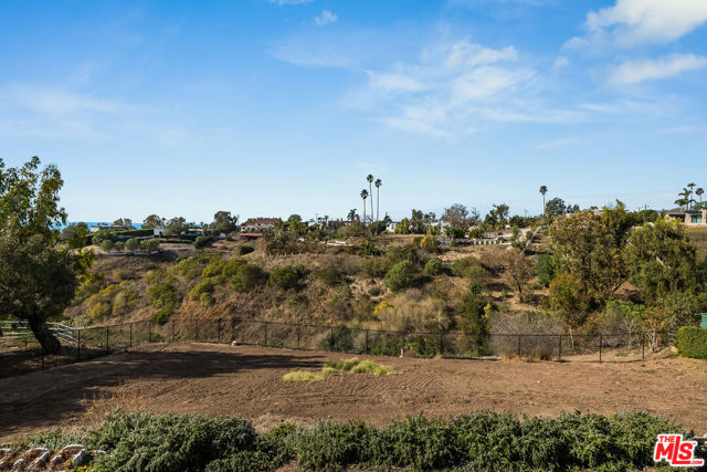 5761 Calpine Drive, Malibu CA: https://media.crmls.org/mediaz/f8054705-81b1-4016-9bde-959458443fb6.jpg