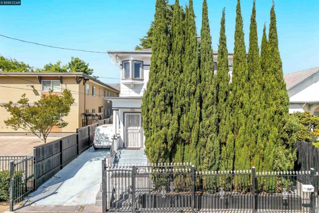 2510 E 21st ST, Oakland CA: https://media.crmls.org/mediaz/f8056061-82ab-4613-9574-0a71cd25da61.jpg