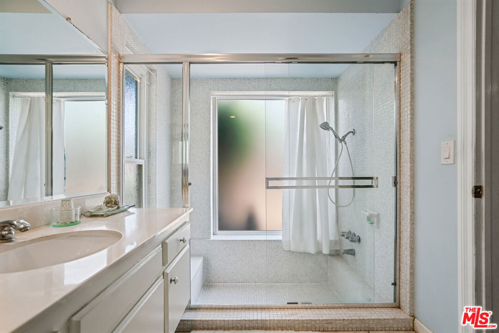 https://media.crmls.org/mediaz/f8057d9c-caa8-454e-8435-37b47a3b2f9d.jpg?preset=X-Large