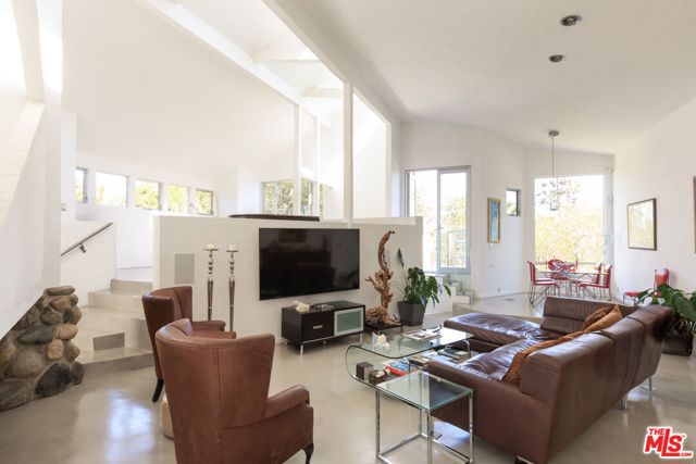 14622 Valley Vista Boulevard, Sherman Oaks CA: https://media.crmls.org/mediaz/f8059516-8ee3-4ccc-8651-012a8dd81948.jpg