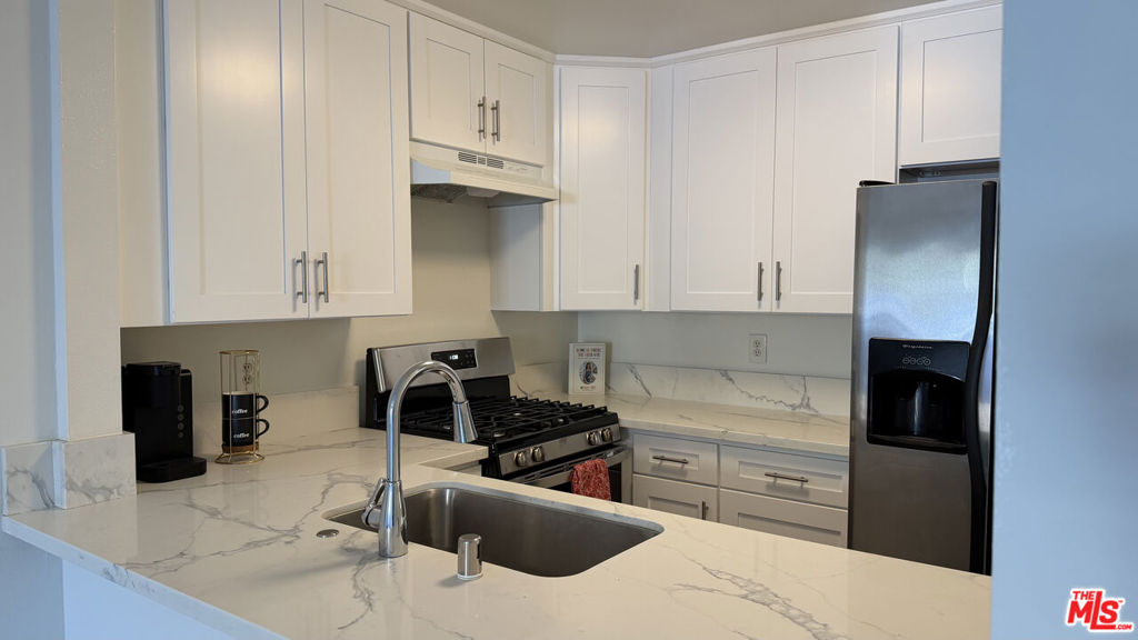 326 S Manhattan Place #108