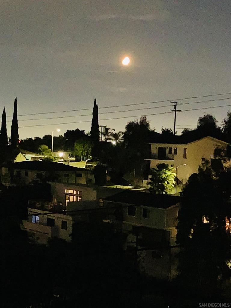 https://media.crmls.org/mediaz/f8068990-30bf-4cd4-b788-31a05cdd6a8e.jpg?preset=X-Large