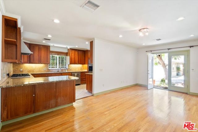 4385 Camellia Avenue, Studio City CA: https://media.crmls.org/mediaz/f806c36d-be47-432c-9342-9b7563dc1d86.jpg