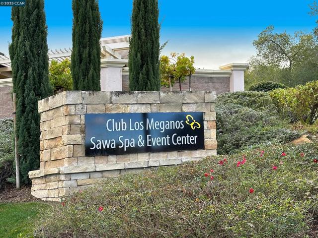 1759 Latour Ave, Brentwood CA: https://media.crmls.org/mediaz/f806d0d9-5ff4-48b3-87f2-35c6c1332919.jpg