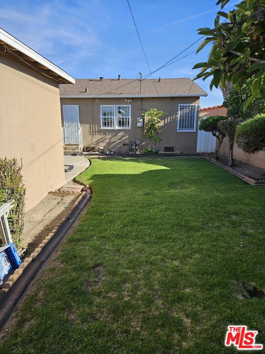 3961 W 64th Street, Los Angeles CA: https://media.crmls.org/mediaz/f807030c-030e-4339-8537-6115e5a4b743.jpg