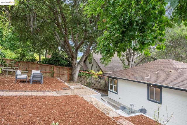679 Mandana Blvd, Oakland CA: https://media.crmls.org/mediaz/f807e3eb-8898-42fe-ad2b-ccc6cefce673.jpg