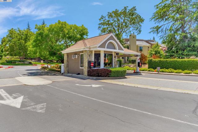 383 Eastridge Dr, San Ramon CA: https://media.crmls.org/mediaz/f8085711-64e6-4505-8c83-73a84c0e2bf3.jpg