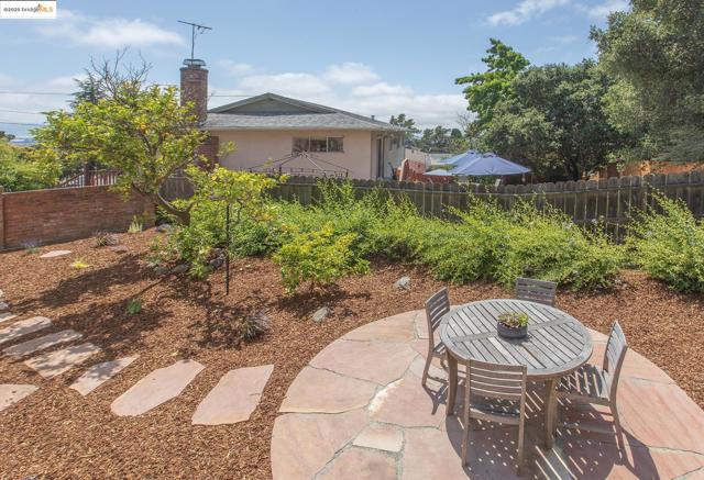 21 Maggiora Ct, Oakland CA: https://media.crmls.org/mediaz/f808a276-51b7-4276-81e3-1daa69f68e01.jpg