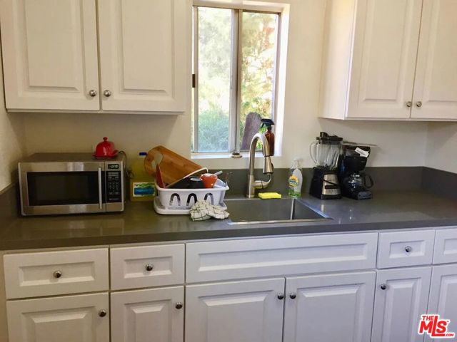 834 Laguna Avenue, Los Angeles CA: https://media.crmls.org/mediaz/f808c138-b03c-47d2-9478-781c087d636c.jpg