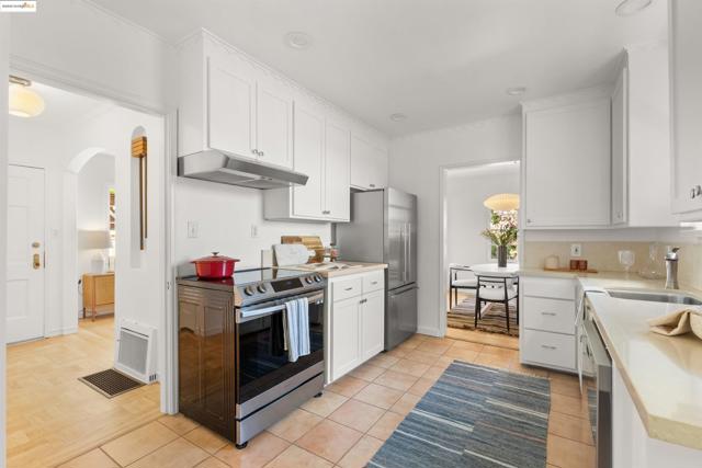 2451 Carmel St, Oakland CA: https://media.crmls.org/mediaz/f808e53c-d883-4a67-9a79-d3312f7a920c.jpg