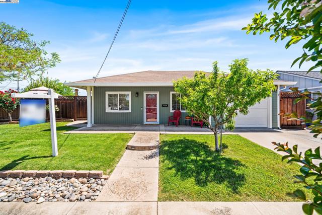 692 Adelle St, Livermore CA: https://media.crmls.org/mediaz/f8097b93-cff5-48ac-9098-162fb909415c.jpg