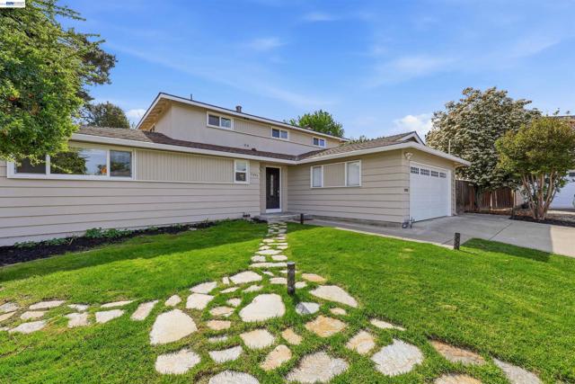 11593 Ladera Ct, Dublin CA: https://media.crmls.org/mediaz/f8099825-9c82-407a-9663-cb123c69d896.jpg