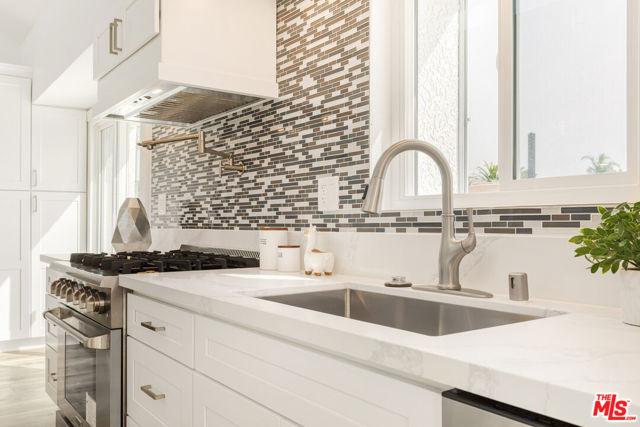 3536 Malibu Country Drive, Malibu CA: https://media.crmls.org/mediaz/f809d340-6b8e-4a96-a00b-8839d228c62b.jpg