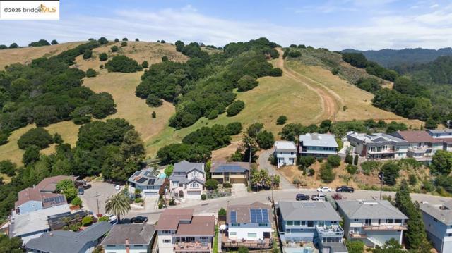 11718 Cranford Way, Oakland CA: https://media.crmls.org/mediaz/f80c4684-c2d8-4b8b-a8b1-a4b2dfc8de33.jpg