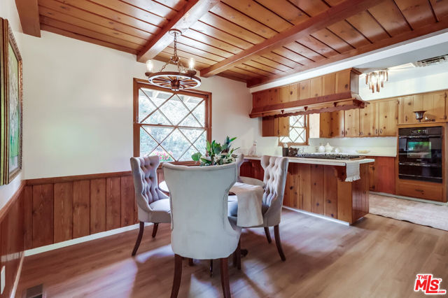 7951 Glenties Lane, Sunland CA: https://media.crmls.org/mediaz/f80c6772-b4fa-48f0-82b4-45d8f84344b1.jpg