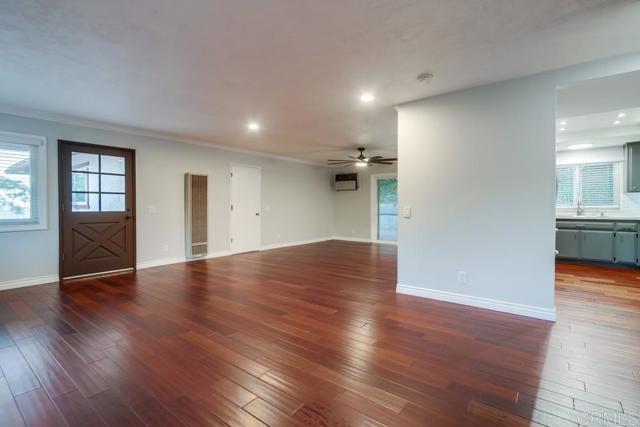 444 Victoria Place, Vista CA: https://media.crmls.org/mediaz/f80cd24a-cee3-4a97-a0f3-bdc567a52799.jpg