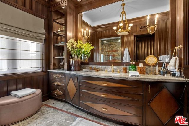 804 N Elm Drive, Beverly Hills CA: https://media.crmls.org/mediaz/f80d7837-6f0a-4902-8c87-92c6789f1acb.jpg