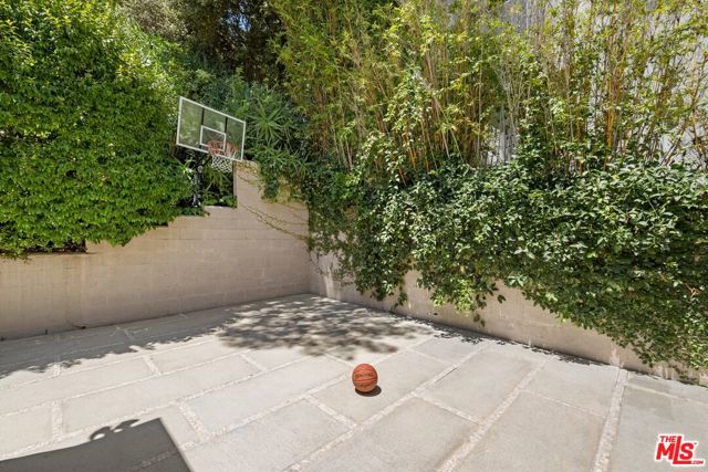 2509 Greenvalley Road, Los Angeles CA: https://media.crmls.org/mediaz/f80da5fa-f910-48b4-814b-44c852acca87.jpg