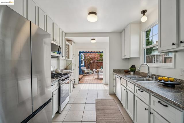 4006 Lincoln Ave, Oakland CA: https://media.crmls.org/mediaz/f80dbf35-c4a1-4353-ad57-745f8847a558.jpg