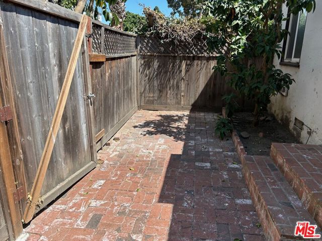 1444 Yale Street, Santa Monica CA: https://media.crmls.org/mediaz/f80ea988-f309-4d93-925e-f2f0f7e651e0.jpg
