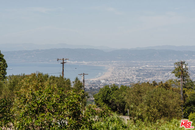 4 Buckboard Lane, Rolling Hills CA: https://media.crmls.org/mediaz/f80f8214-fba8-4519-8bbd-767cf528e8b7.jpg