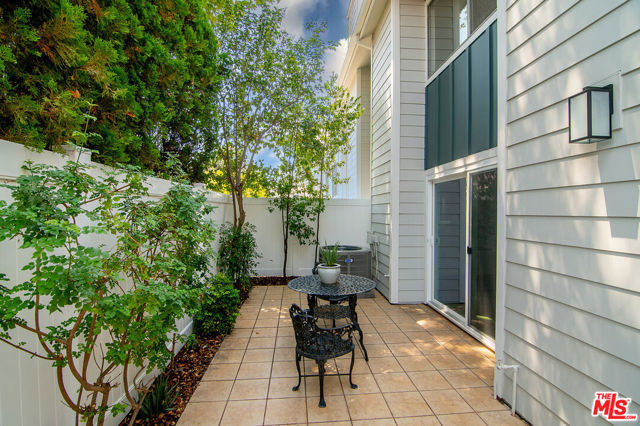 18170 Andrea Circle North, Northridge CA: https://media.crmls.org/mediaz/f80fb30b-4656-4d7e-b731-eab5a64b9a26.jpg