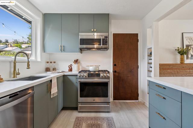 Image 12 of 60 For 2069 Horne St