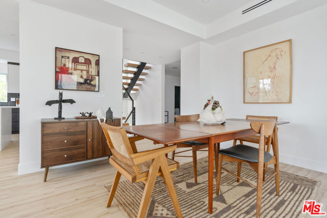 2514 Berkeley Avenue, Los Angeles CA: https://media.crmls.org/mediaz/f8108cc2-8825-45bd-b685-a8fe53dab23a.jpg