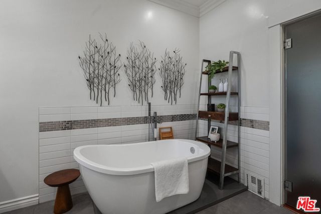 251 S Ardmore Avenue, Los Angeles CA: https://media.crmls.org/mediaz/f8108dff-0fc2-4f03-8b46-4ac6f359559e.jpg