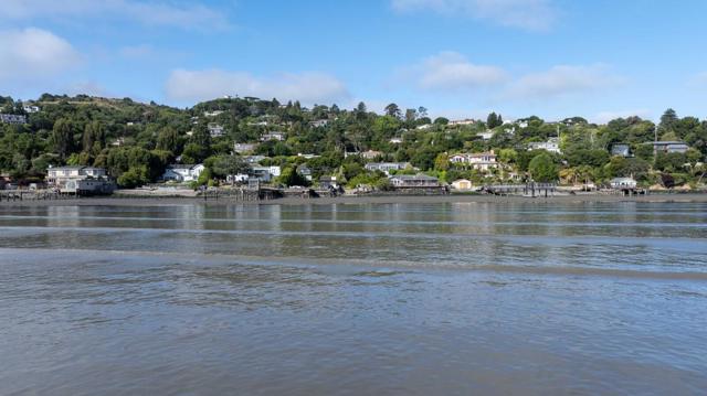 4980 Paradise Drive, Tiburon CA: https://media.crmls.org/mediaz/f810ac56-33b7-4492-80c6-d23cf6d7e57f.jpg