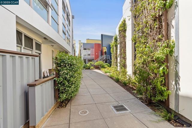 1200 65Th St, Emeryville CA: https://media.crmls.org/mediaz/f81151ac-17da-464a-8d90-b97b15ae62eb.jpg