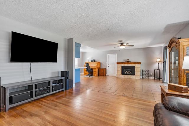 2701 Warwick Lane, Modesto CA: https://media.crmls.org/mediaz/f8129478-507d-4479-99c1-bc7f9cc5bbc3.jpg