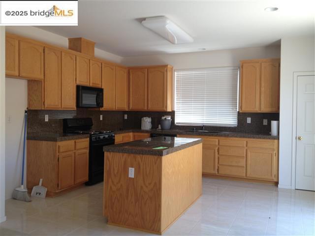 4423 GLEN CANYON CIR, Pittsburg CA: https://media.crmls.org/mediaz/f812a38d-2875-4afe-a146-c85383e53b12.jpg