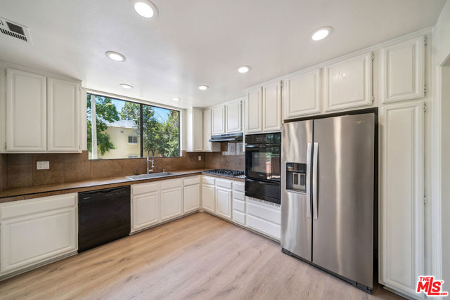 8865 Alden Drive, Los Angeles CA: https://media.crmls.org/mediaz/f8142502-d866-4167-88b7-97c0a7cb737e.jpg