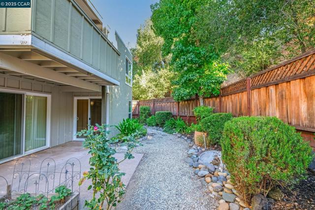 651 Moraga Rd, Moraga CA: https://media.crmls.org/mediaz/f81489aa-e567-417f-9076-27c1d4156fc3.jpg