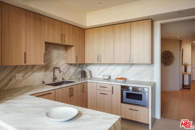 300 N Swall Drive, Beverly Hills CA: https://media.crmls.org/mediaz/f814b882-a8d8-40da-bca7-fad6cc5b3e8c.jpg