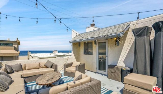 14 Mast Street, Marina del Rey CA: https://media.crmls.org/mediaz/f815298e-ec13-4c9c-a422-a0797c15add1.jpg