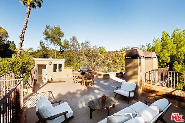 2505 Bowmont Drive, Beverly Hills CA: https://media.crmls.org/mediaz/f8154224-c317-459c-b6fb-fd7aba148200.jpg