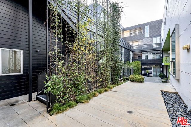825 N Kings Road, West Hollywood CA: https://media.crmls.org/mediaz/f816057e-ee22-49bd-bc0e-9b68a4ada060.jpg