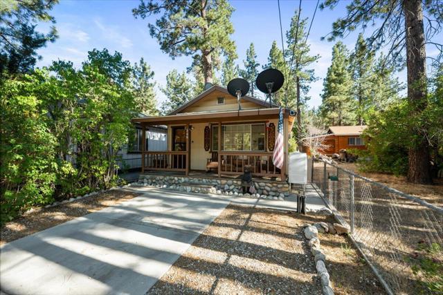 206 E Barker Boulevard, Big Bear CA: https://media.crmls.org/mediaz/f8167dbe-5063-4bed-bf99-39cf831cd687.jpg