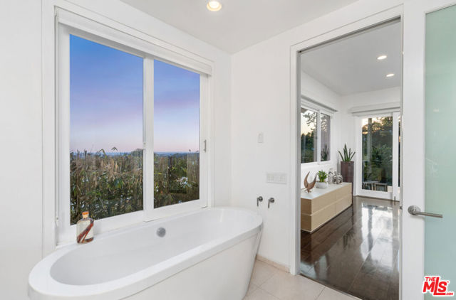 1415 Summitridge Drive, Beverly Hills CA: https://media.crmls.org/mediaz/f816830b-0498-433f-a285-150af7f0e519.jpg
