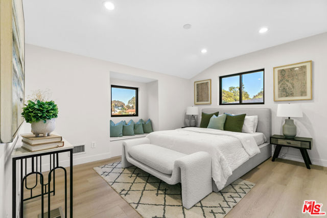 5132 Escobedo Drive, Woodland Hills CA: https://media.crmls.org/mediaz/f816da7e-b6f3-4583-8109-8d023cafb9c3.jpg