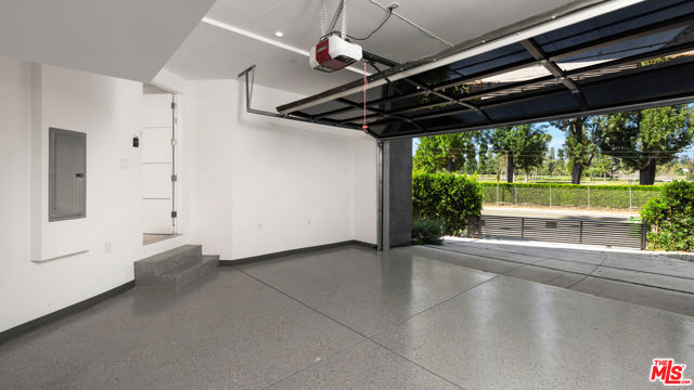12720 Montana Avenue, Los Angeles CA: https://media.crmls.org/mediaz/f8172fe4-5efa-4582-ac9b-adef47d88ee7.jpg