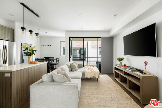 5154 W Redondo Court, Los Angeles CA: https://media.crmls.org/mediaz/f8174101-4f30-4b79-bacc-cda8d24a656f.jpg