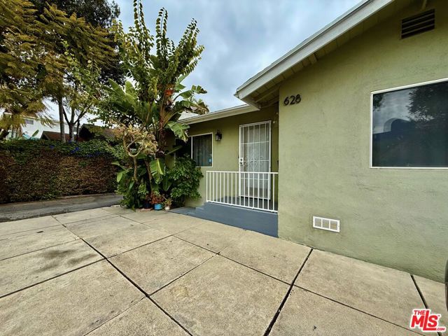 628 N Westbourne Drive, West Hollywood CA: https://media.crmls.org/mediaz/f8182534-c8ca-40a6-a1e9-738077e8158b.jpg