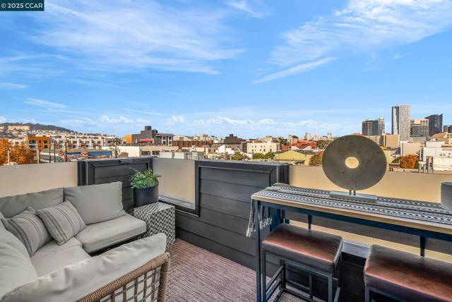 1515 15Th St, San Francisco CA: https://media.crmls.org/mediaz/f8183b21-7cb0-46c4-ba0e-23dd6dd169fd.jpg