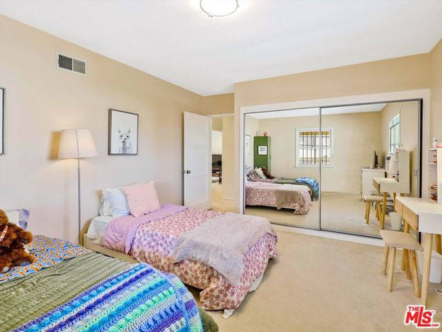 438 S Palm Drive, Beverly Hills CA: https://media.crmls.org/mediaz/f8188f1a-edc2-4828-9eff-ef787b86fb70.jpg
