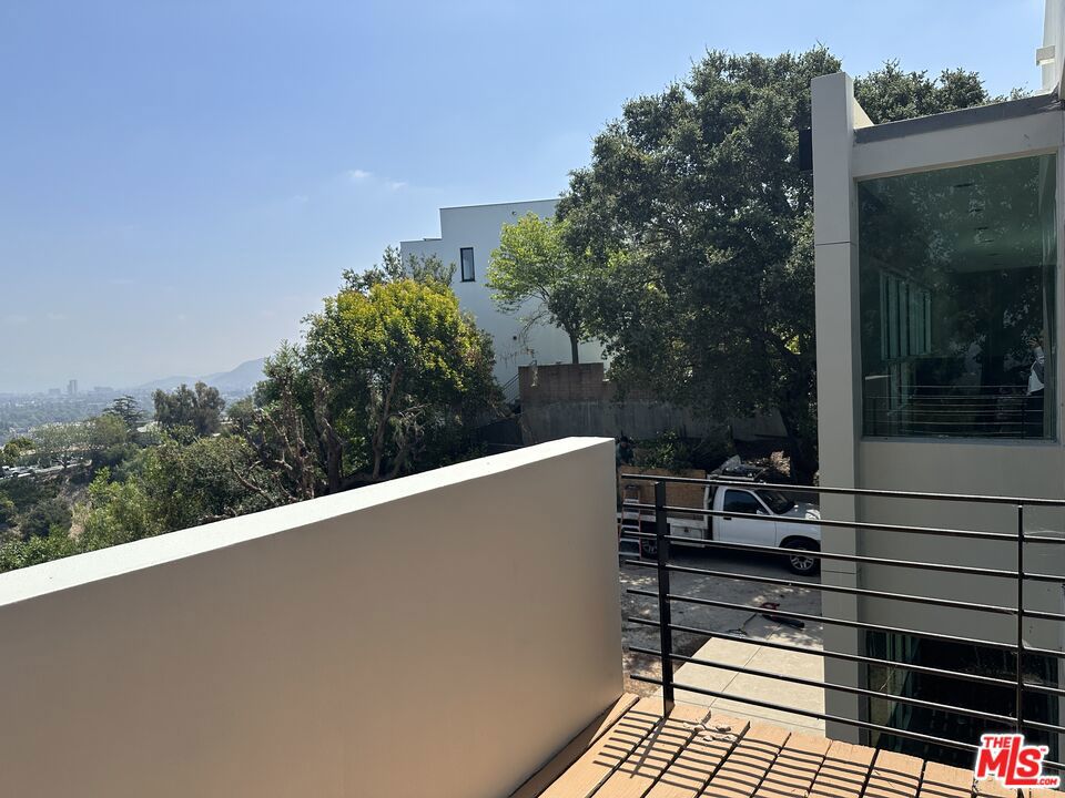 https://media.crmls.org/mediaz/f8198648-440b-4d76-aa8d-384f1266f76d.jpg?preset=X-Large